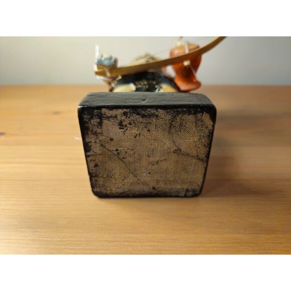 Vintage Asian Wooden Musician Figure – Hand-Painted Gold Lacquer - Picture 8 of 8